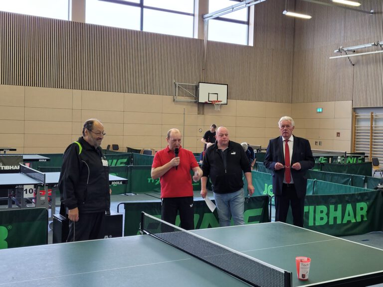 222 Sportlerinnen und Sportler nahmen an der zweiten Bayerischen Tischtennis-Einzelmeisterschaft der Senioren in Leistungsklassen am vergangenen Wochenende beim TV Vohburg teil
